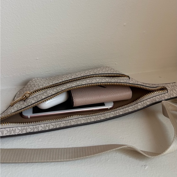 MICHAEL KORS| Faux Leather Belt Bag - Picture 10 of 11